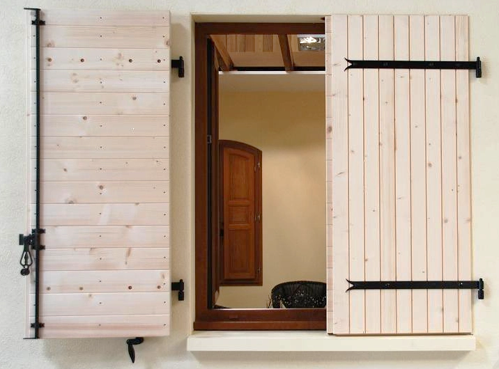 Volet battant plein en bois sur-mesure