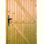 Porte de service à barres et écharpes