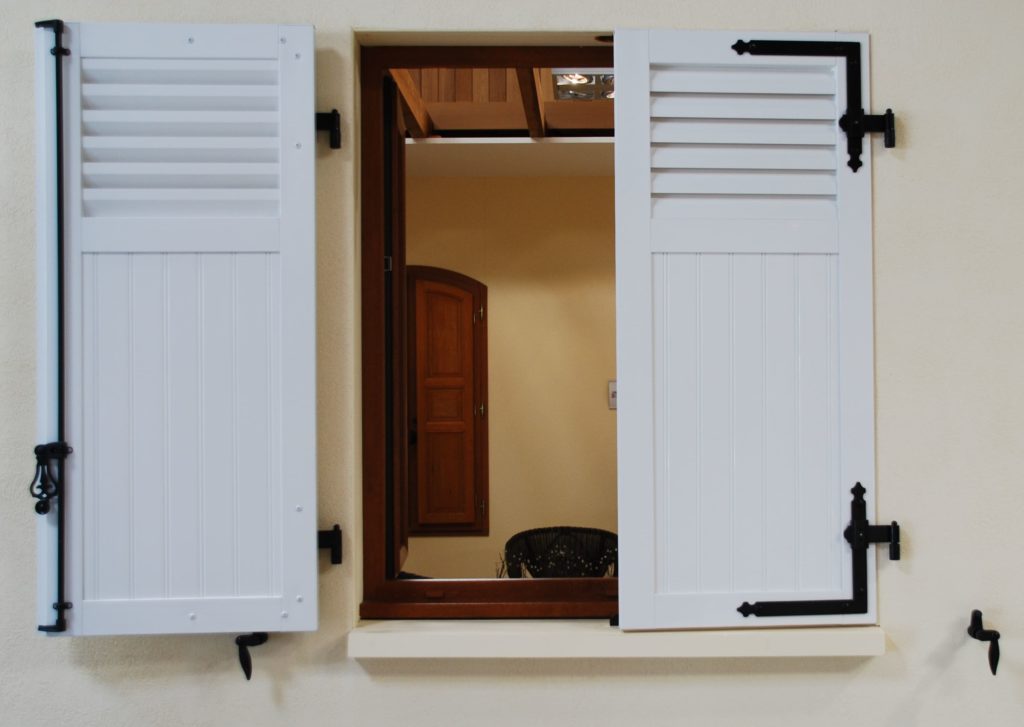 Volet battant persienné PVC